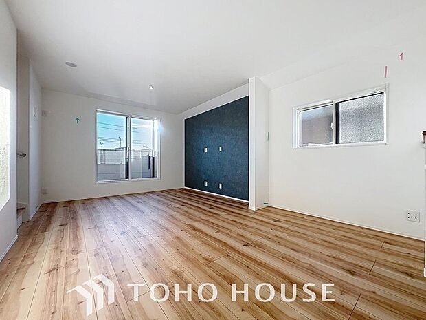 「南西向き。陽当り良好。」柔らかな色合いが優しい雰囲気のお部屋は、格別の居心地の良さを感じて頂けます。採光窓から零れる陽光に癒されてください。