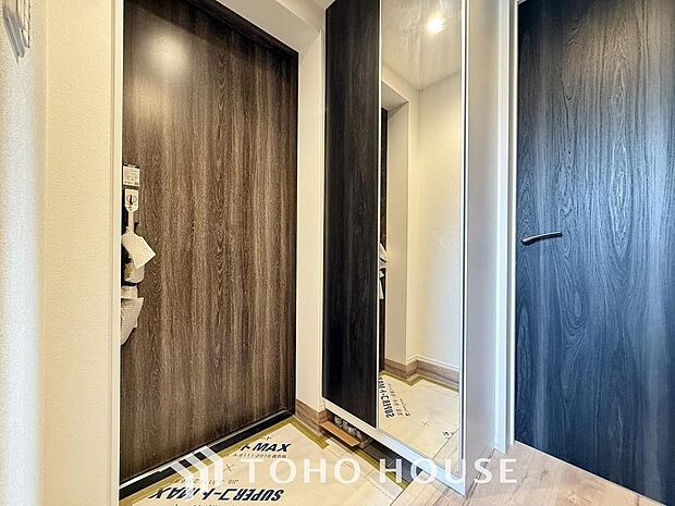 「玄関」人を迎え入れる最初の場所だからこそ、清潔感があり纏まった空間にして頂ける様にゆとりあるシューズボックスを設置しました。おでかけの時も帰宅の時も、すっきりとした玄関は気持ちが良いものです。