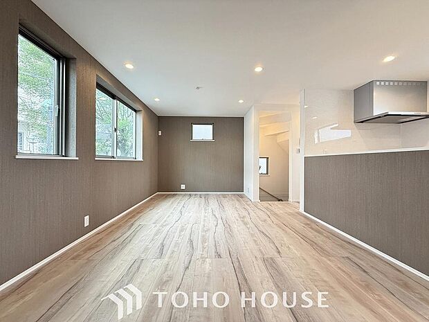 「採光面の多いLDＫ。」広々約15帖のLDK。家族団らんの場やソファーでゆっくりとくつろぐスペースにオススメです。