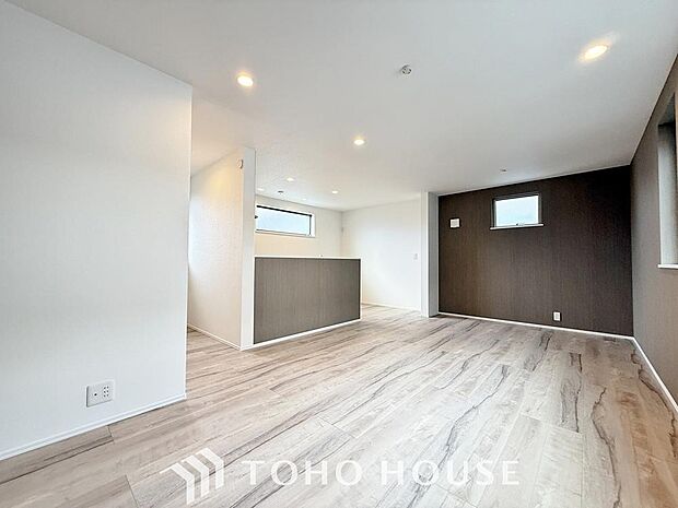 「ナチュラルテイスト×ダウンライト」天井に埋込タイプのダウンライトは、室内を広く感じさせ、お部屋を柔らかく照らし、上品な雰囲気を造ります。