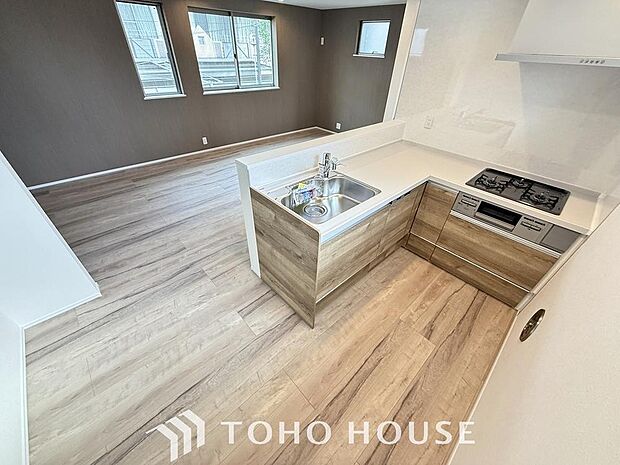 「ダイニングキッチン」キッチンスペースは、ゆとりの広さを確保。開放的な対面式キッチンなので、ご家族との会話を楽しうことはもちろん、お子様を見守りながら家事時間を進められます。