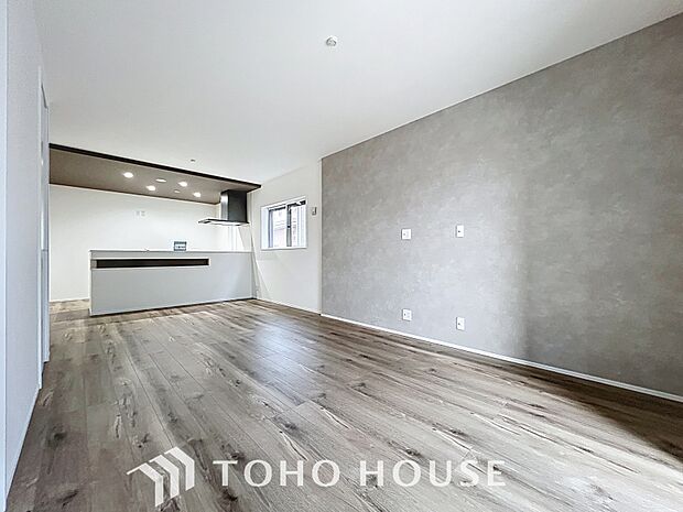 「17.8帖。ゆとりのLDK。」広々約17帖のLDK。家族団らんの場やソファーでゆっくりとくつろぐスペースにオススメです。