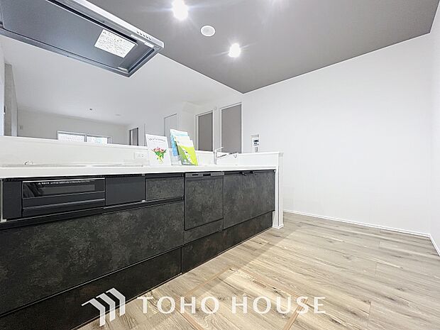 「家事時短の叶うキッチン◎」効率よくお料理ができる3口コンロ・食洗機・出し入れしやすいスライド収納を完備したシステムキッチン。確かな機能性を実感頂けます。