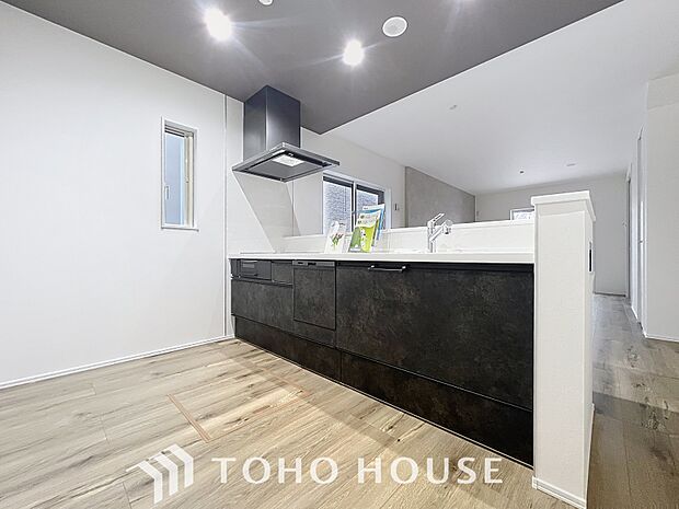 「カウンターキッチン。」キッチンスペースは、ゆとりの広さを確保。開放的な対面式キッチンなので、ご家族との会話を楽しうことはもちろん、お子様を見守りながら家事時間を進められます。