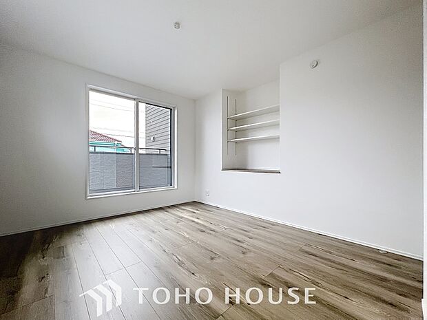 「バルコニーに面した居室」主寝室は十分な広さに加えて、快適に目覚められるよう、大きな採光窓を設けました。