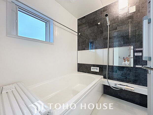 「一日の疲れをリフレッシュ。快適バスルーム。」癒しの空間バスルームです。天気に左右されずに洗濯物を乾かせる、浴室乾燥機・オートバス機能付きです。