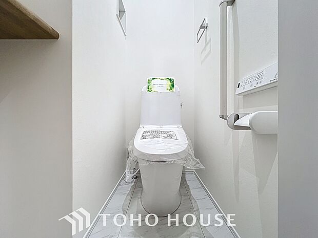 「温水洗浄便座付きトイレ」トイレは快適な温水洗浄便座付です。清潔感のあるホワイトで統一しました。いつも清潔な空間であって頂けるよう配慮された造りです。