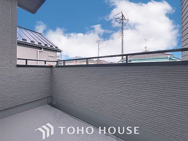 「開放感感じるバルコニー」頬をなでる優しい風を感じることが出来るバルコニー。つい深呼吸をしたくなる気持ちの良い眺望はこのお部屋の自慢です。