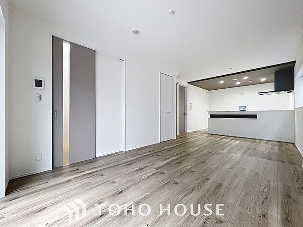 「穏やかな時が流れる癒しの空間」穏やかな光が明るくリビングルームを包みます。心地よい空間が、ご家族のかけがえのない時間に優しく寄り添います。