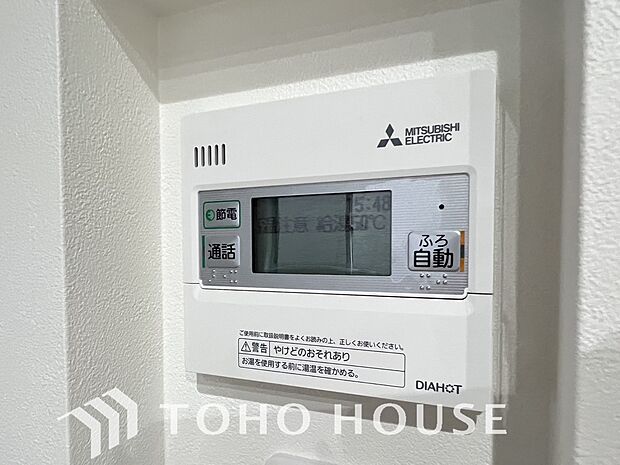 お風呂場と台所に操作リモコンがあり、キッチン近くにある給湯リモコンは、お料理の最中でもリビングで寛いでいるなかでもボタン一つで簡単に沸かせて便利ですね。