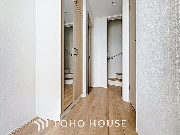 「玄関」人を迎え入れる最初の場所だからこそ、清潔感があり纏まった空間にして頂ける様にゆとりあるシューズボックスを設置しました。おでかけの時も帰宅の時も、すっきりとした玄関は気持ちが良いものです。