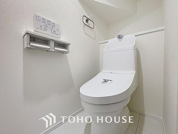 「温水洗浄便座付きトイレ」トイレは快適な温水洗浄便座付です。清潔感のあるホワイトで統一しました。いつも清潔な空間であって頂けるよう配慮された造りです。