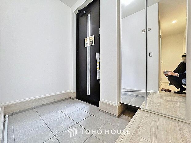 「玄関」人を迎え入れる最初の場所だからこそ、清潔感があり纏まった空間にして頂ける様にゆとりあるシューズボックスを設置しました。おでかけの時も帰宅の時も、すっきりとした玄関は気持ちが良いものです。