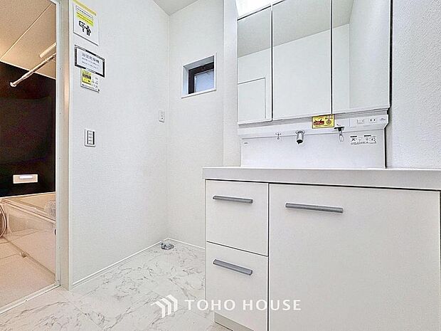 「洗面台」洗面台には三面鏡を採用。身だしなみを整えやすい事はもちろんですが、鏡の後ろに収納スペースを設ける事により、散らかりやすい洗面スペースをすっきりさせる事が出来るのも嬉しいですね。