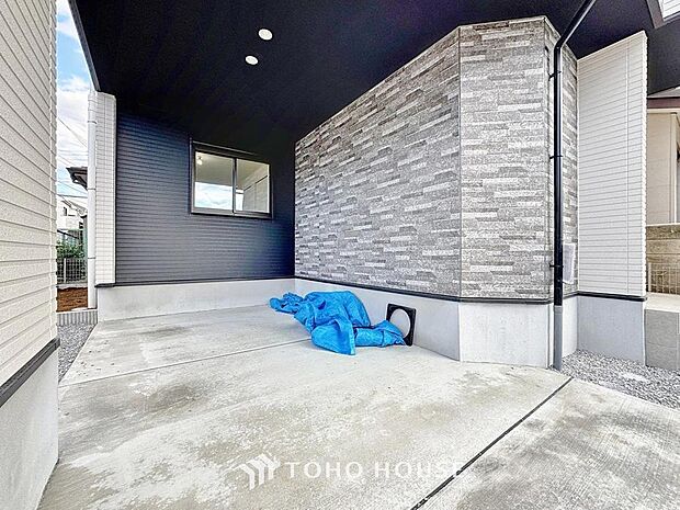 「駐車場」車を風雨からしっかりと守ってくれるビルトインガレージです。車を外部に晒さないので風雨だけではなく様々なトラブルに遭いにくく、車好きの方にも安心していただけます。