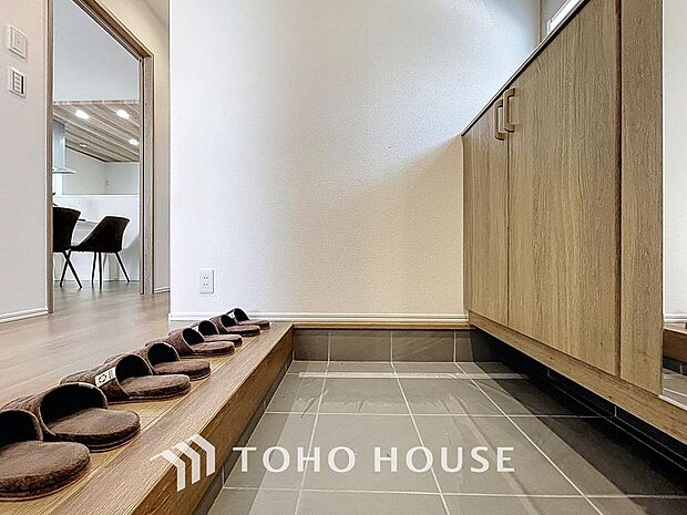 「玄関」人を迎え入れる最初の場所だからこそ、清潔感があり纏まった空間にして頂ける様にゆとりあるシューズボックスを設置しました。おでかけの時も帰宅の時も、すっきりとした玄関は気持ちが良いものです。