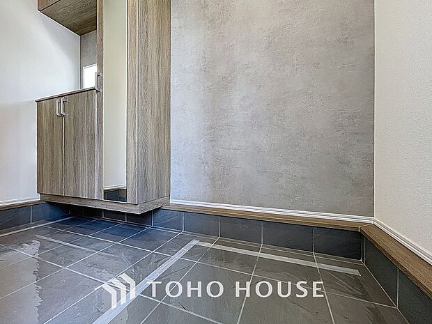 「アクセントクロスを採用した玄関」