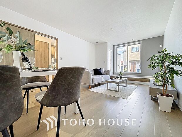 「憩いの場リビング」くつろぎを愉しむリビングルームは憩いの場となります。リビングとダイニングの空間機能を活かし、巧みに使い分ける発想が、ライフスタイルに新しいゆとりをもたらします。