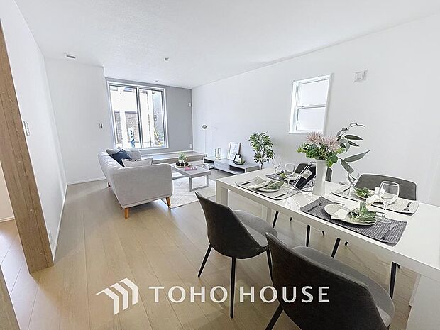 「リビングダイニング」家族の会話や笑顔が行き交うリビングで、大きなソファやダイニングテーブルでゆったり食事をしたりくつろぎたい。そんな夢が叶えられる空間です。