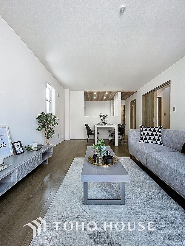 「リビングダイニング」柔らかな色合いが優しい雰囲気のお部屋は、格別の居心地の良さを感じて頂けます。採光窓から零れる陽光に癒されてください。