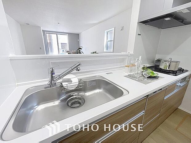 「対面式キッチン仕様」キッチンスペースは、ゆとりの広さを確保。開放的な対面式キッチンなので、ご家族との会話を楽しうことはもちろん、お子様を見守りながら家事時間を進められます。