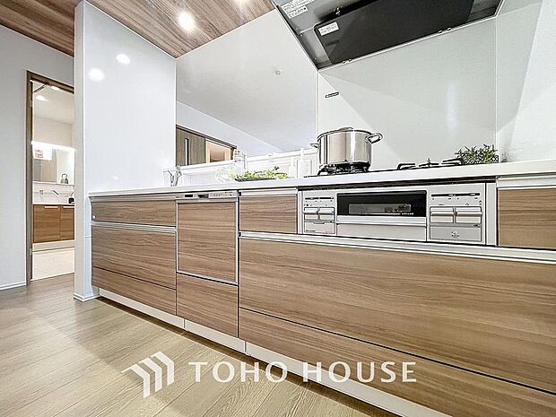 「家事時短の叶うキッチン◎」効率よくお料理ができる3口コンロ・食洗機・出し入れしやすいスライド収納を完備したシステムキッチン。確かな機能性を実感頂けます。