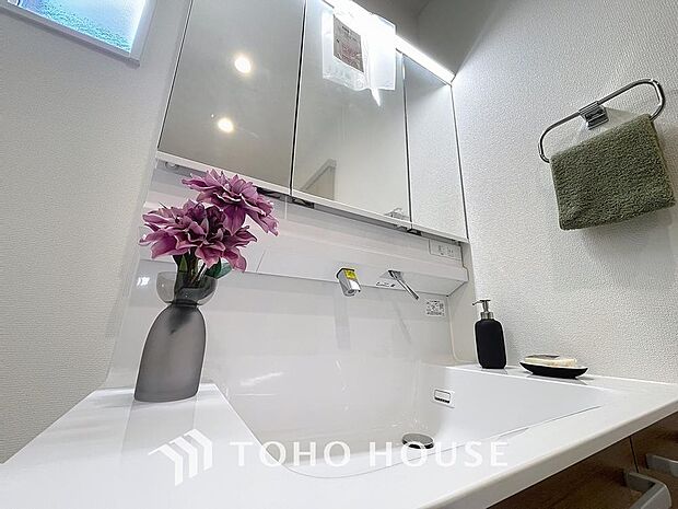 「すっきり片付く収納力。三面鏡洗面台。」身だしなみを整えやすい事はもちろんですが、鏡の後ろに収納スペースを設ける事により、散らかりやすい洗面スペースをすっきりさせる事が出来るのも嬉しいですね。