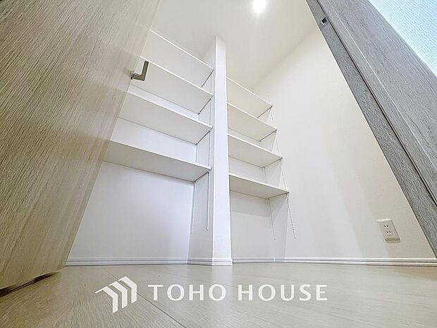 「パントリー収納」キッチン横にはパントリー収納を設置。効果的な日常備蓄ができ、日々の収納だけでなく、防災面での備えとしても有効活用できます。