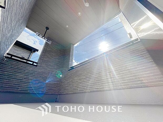 「雨除けのあるバルコニー。」都市型生活をより快適にコーディネートするかのように、周りの情景とマッチしたバルコニー。住まうご家族の心地よさを最優先したバルコニーでは様々な時間を楽しめます。