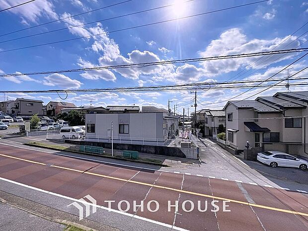 「穏やかな街並みの眺望」穏やかな街並みを一望しながら、爽やかな風と柔らかく降り注ぐ陽光を感じて頂けます。心地良い開放感が暮らしにゆとりと充足感をもたらします。