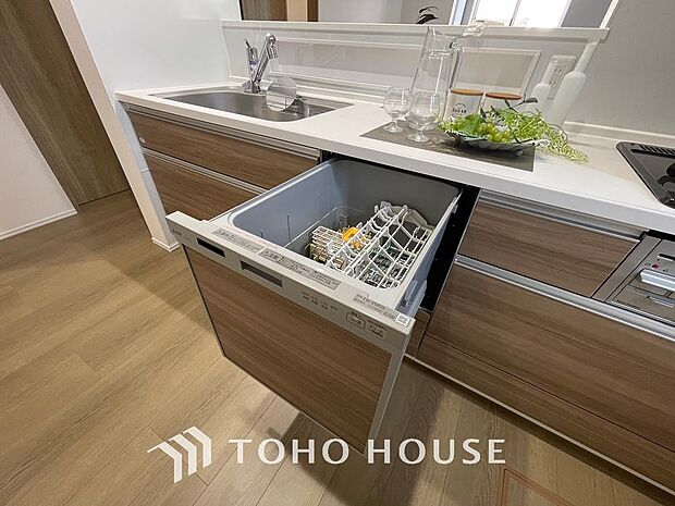 「ビルトインタイプ食器洗乾燥機」通常の手洗いでは使用出来ないほど高温のお湯や高圧水流を使うことにより汚れを効果的に落とすことができる。殺菌効果が非常に高く哺乳瓶などを使う家庭で需要が高く大変便利。