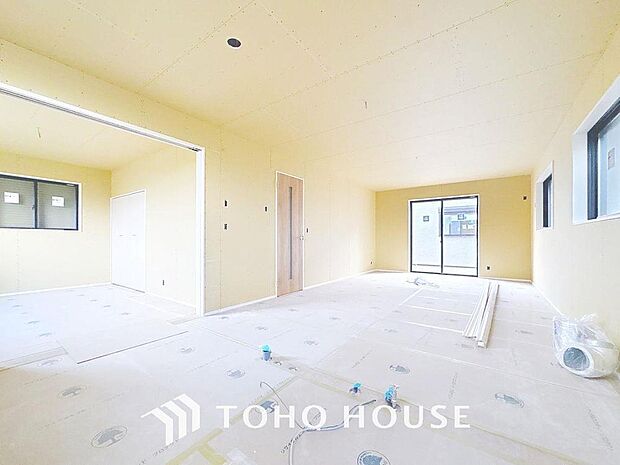 「広々空間。18.4帖LDK。(現況)」家族の暮らしに思いを馳せて、日常のワンシーンを表現した空間。シンプルな機能美とスマートな空間美。家族みんなが自然体で過ごせる心地良さ生み出しています。