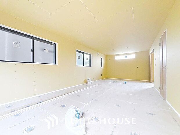 「南向き、2面採光で陽当たり・通風良好。居心地の良いリビング。(現況)」居心地の良いリビングダイニングには自然と家族みんなが集まってきます。明るく穏やかな空気のなかで飲んだり、食べたり、笑ったり。