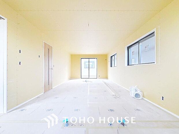 「のんびり過ごせるLDK(現況)」朝は爽やかな日差しを浴びながら、家族みんなでおいしい朝食。昼下がりには読書やお昼寝でもしながらのんびりと過ごすひと時。家族が集まる空間を、一番明るい空間に。