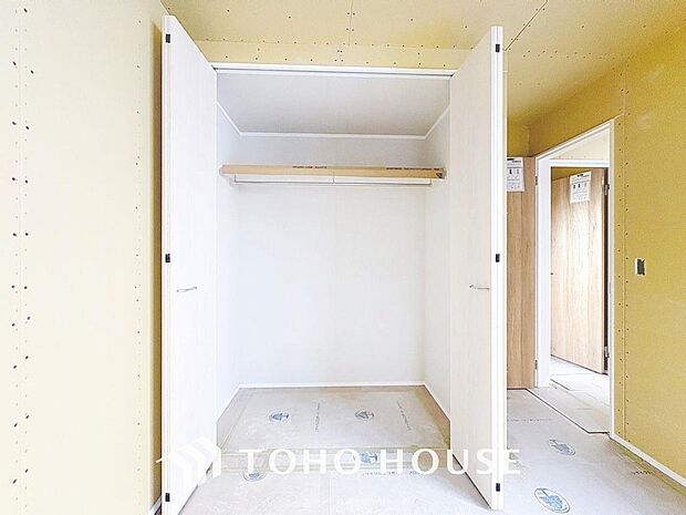 「収納豊富。(現況)」収納の多さも魅力です。使い勝手の良い収納を豊富に設置しております。居住スペースを充分に確保することができる為、ゆとりある室内で、ゆっくりとご寛ぎいただけます。