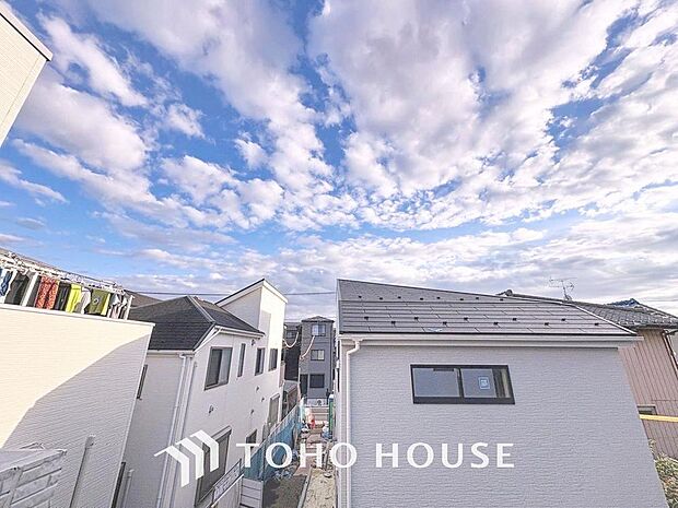 「穏やかな街並みの眺望」穏やかな街並みを一望しながら、爽やかな風と柔らかく降り注ぐ陽光を感じて頂けます。心地良い開放感が暮らしにゆとりと充足感をもたらします。