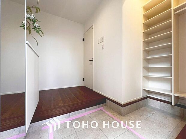 「玄関」人を迎え入れる最初の場所だからこそ、清潔感があり纏まった空間にして頂ける様にゆとりあるシューズボックスを設置しました。おでかけの時も帰宅の時も、すっきりとした玄関は気持ちが良いものです。