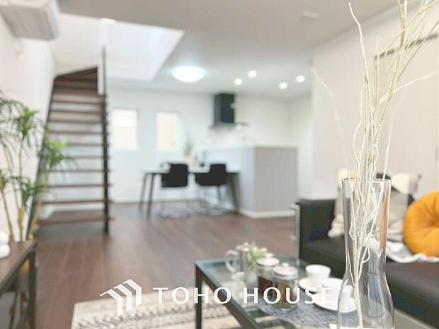 「寛ぎ空間。リビング」家族の会話や笑顔が行き交うリビングで、大きなソファやダイニングテーブルでゆったり食事をしたりくつろぎたい。そんな夢が叶えられる空間です。