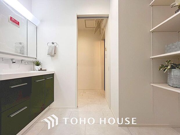 「洗面所」明るく清潔感のある色調で纏められた洗面室は、機能性に富んだ三面鏡と使い勝手の良い収納を完備した洗面台を設置しております。