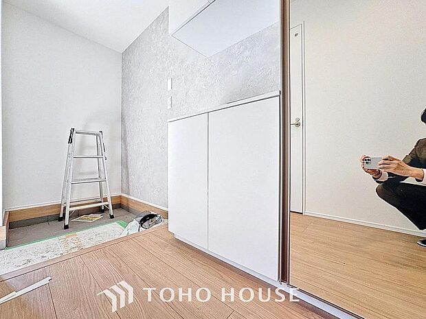 「玄関」人を迎え入れる最初の場所だからこそ、清潔感があり纏まった空間にして頂ける様にゆとりあるシューズボックスを設置しました。おでかけの時も帰宅の時も、すっきりとした玄関は気持ちが良いものです。