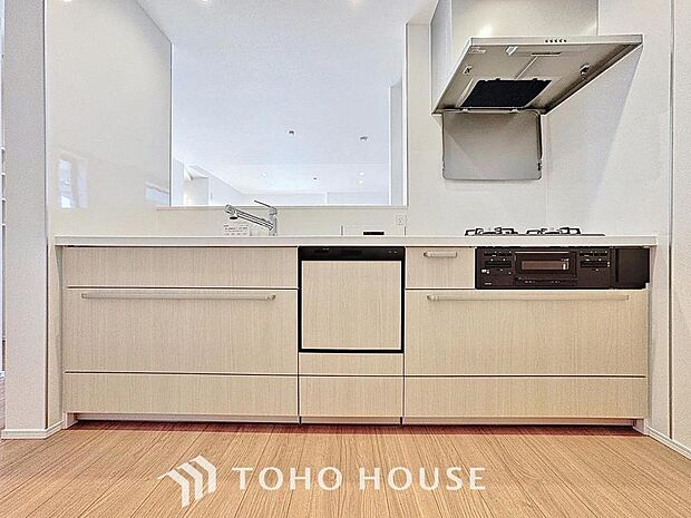 「対面タイプのキッチン。」ご家族と顔を合わせながら調理できるカウンターキッチンは、ご家族とのコミュニケーションを大切にした造りです。