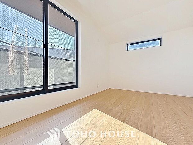 「バルコニーに面した約6.4帖の寝室。」お家時間を穏やかに過ごせる寛ぎの空間です。居心地の良さを実感して頂けるお部屋となっております。