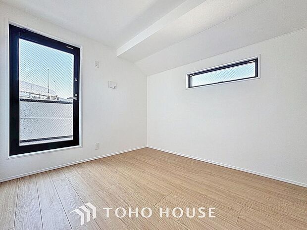 「3階・約5帖の居室」書斎としても、趣味やくつろぎのスペースとしてお使いいただけます。家族と一緒に楽しい時間を過ごす中にも、一人でくつろげる時間と場所は特別なものになります。