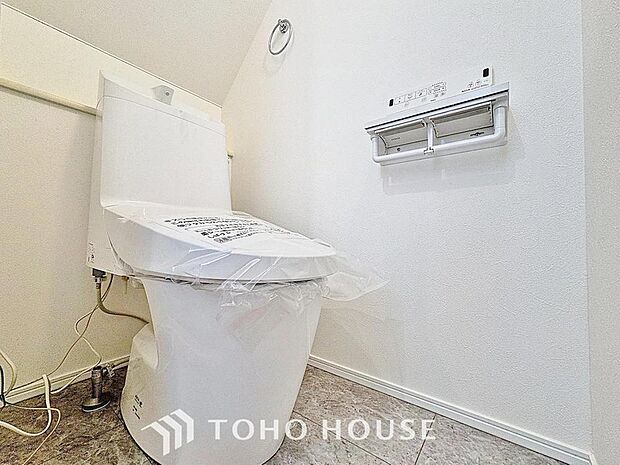 「温水洗浄便座付きトイレ」トイレは快適な温水洗浄便座付です。清潔感のあるホワイトで統一しました。いつも清潔な空間であって頂けるよう配慮された造りです。