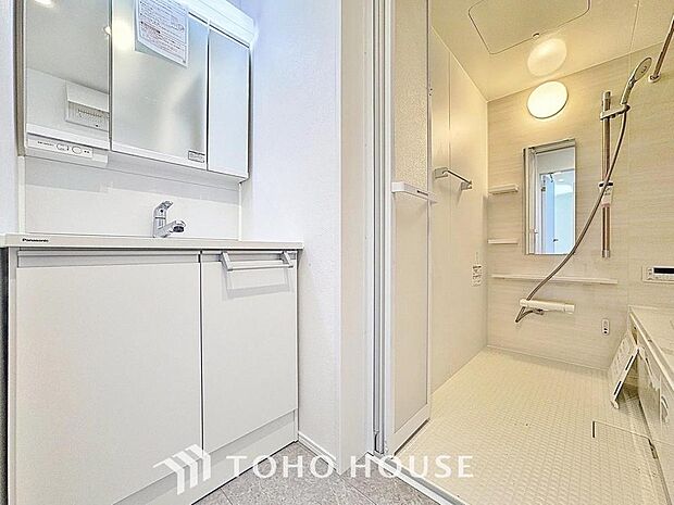 「シャワー機能付き洗面台」シンプルだからこそ使いやすい。スタンダードなデザインの洗面ボウルは清潔感あるホワイトです。