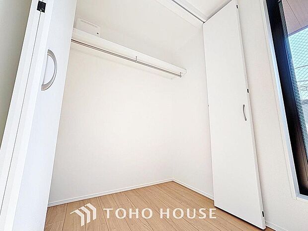 「使い勝手の良いクローゼット。」全てのお部屋に収納を完備しています。普段のお洋服や、荷物を収納スペースに片付け、その分居室をしっかりと有効活用していただけます。