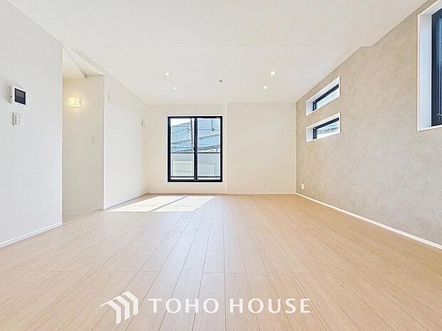 「南側にバルコニーがあります。」空気感という居心地の良いＢＧＭは、心からのやすらぎと満足感を与えてくれます。通風と採光を考慮したリビングは地域の鼓動を感じながらお寛ぎ頂くことが可能です。