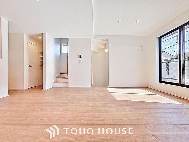 「約20帖の広々LDK。」忙しい朝でも、しっかり家族が揃って食事をして頂けるゆとりある大きさのダイニングスペース。手料理をテーブルで囲む素敵な時間を存分に愉しんで下さい。