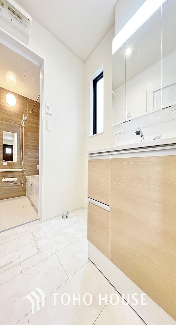 「清潔感ある洗面所」落ち着いた空間を演出するカラーと、ゆったり落ち着いてお使い頂ける広さが魅力のパウダールーム。居室からも独立しており、プライベート空間を保ちます。