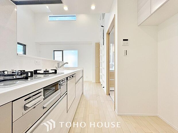 「家事時短の叶うキッチン◎」効率よくお料理ができる3口コンロ・食洗機・出し入れしやすいスライド収納を完備したシステムキッチン。確かな機能性を実感頂けます。